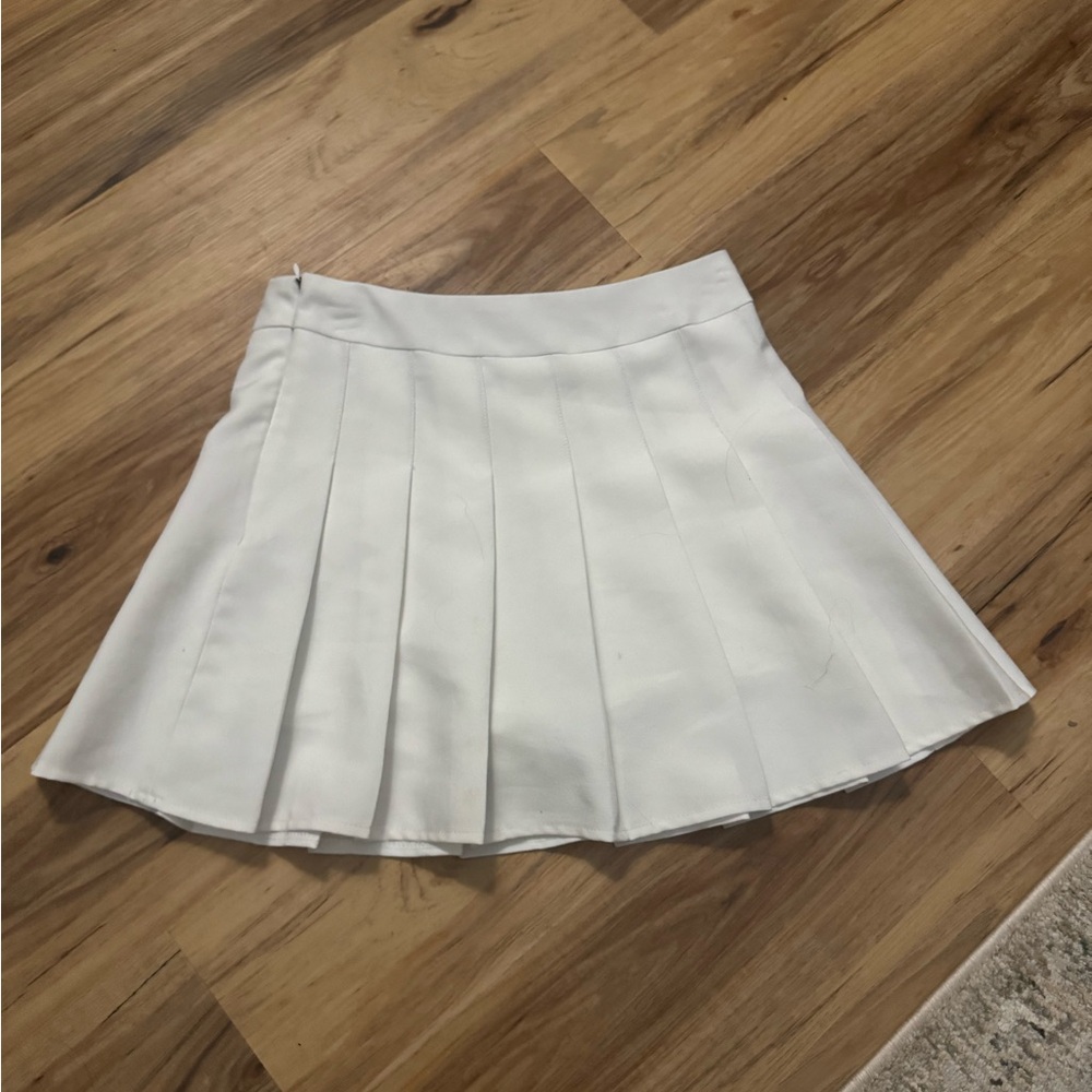 High waited white pleated mini skirt